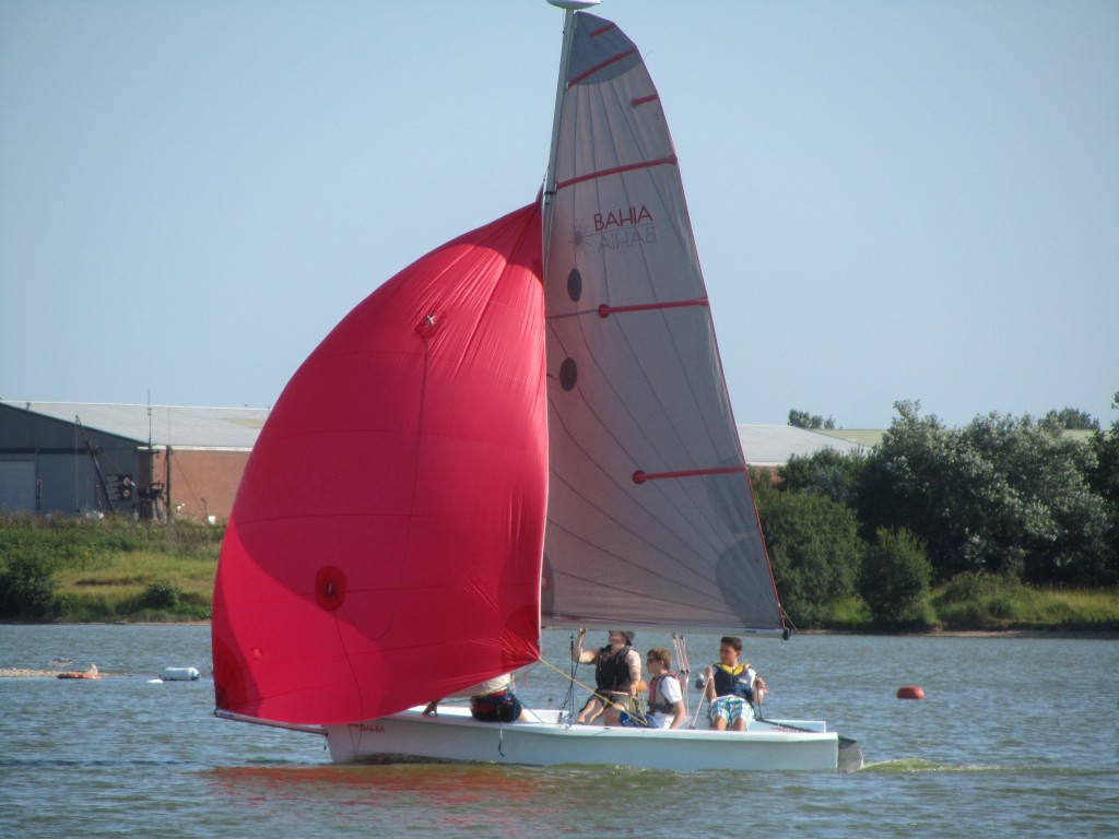 laser bahis dinghy with spinnaker set