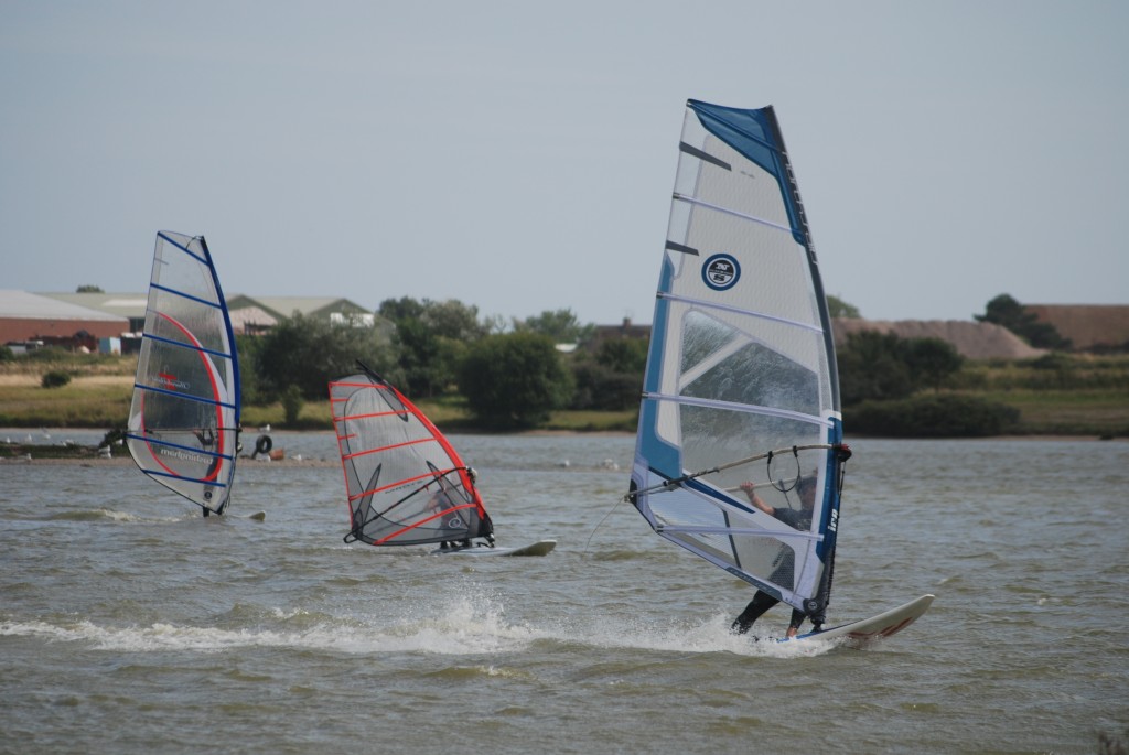 3 Fast windsurfers